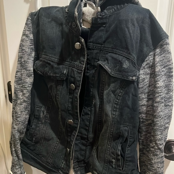 Free people distressed black jean jacket with long sleeve - Picture 3 of 7